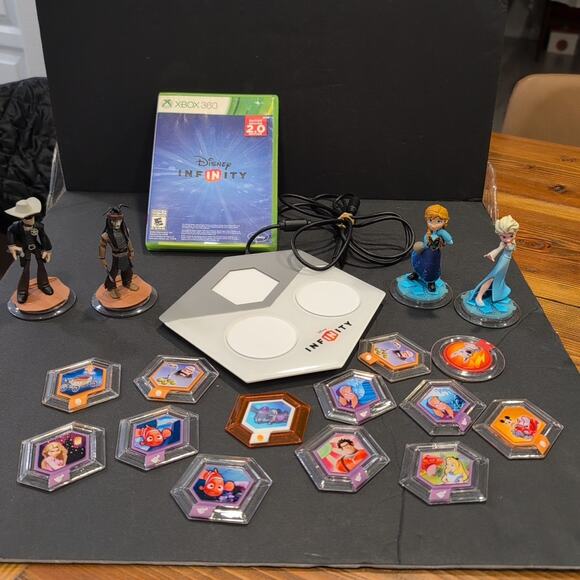 Disney Infinity 3.0 XBox 360 Lot 4 Figures & 13 Power DISC, Game and Portal - Picture 1 of 11